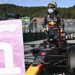 Макс Ферстаппен лидирует в спринтерской гонке Гран-при Австрии
