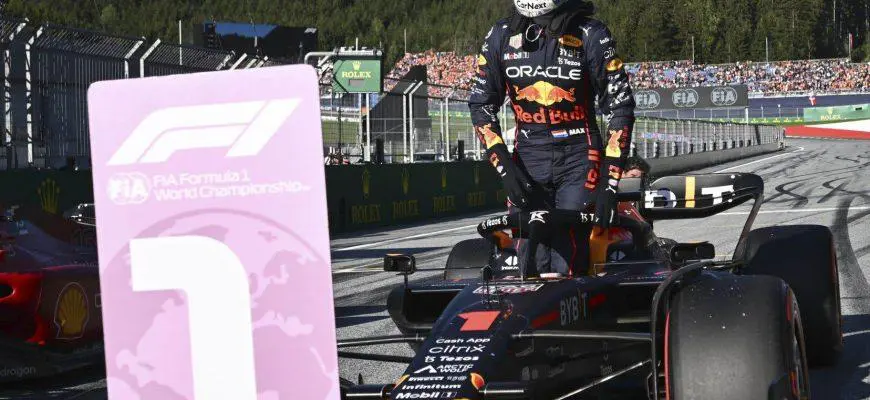 Макс Ферстаппен лидирует в спринтерской гонке Гран-при Австрии