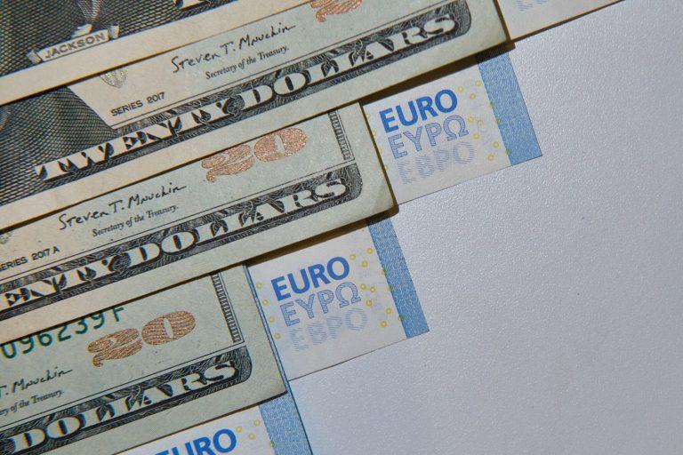 Евро достиг паритета с долларом впервые с 2002 года.